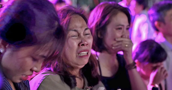 Mẹ khóc nghẹn, không nói nên lời trước giây phút Hà Trúc Linh đăng quang