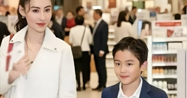 Khán giả xôn xao vì tấm hình 'con trai út của Trương Bá Chi'