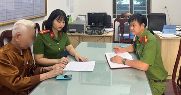 Nhận cuộc gọi của cha yêu cầu bán 1 cây vàng, con gái liền đưa ông đến công an phường làm việc