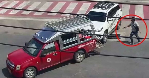 Đột nhiên tạt đầu xe khác nên bị bóp còi cảnh báo, tài xế xe bán tải liền rút súng ra bắn 3 phát