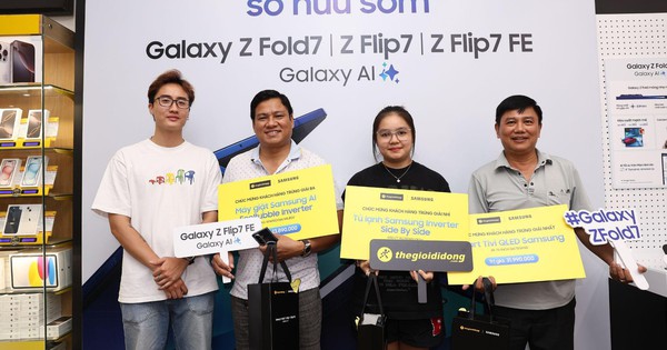Khách hàng hào hứng khi nhận sớm Galaxy Z 2025 cùng loạt quà giá trị từ Thế Giới Di Động