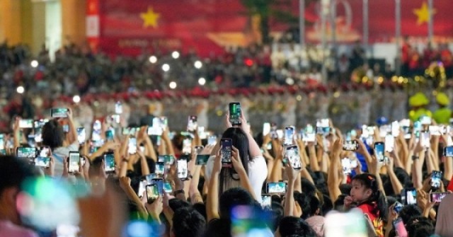 Biển ánh sáng trong sơ duyệt diễu binh