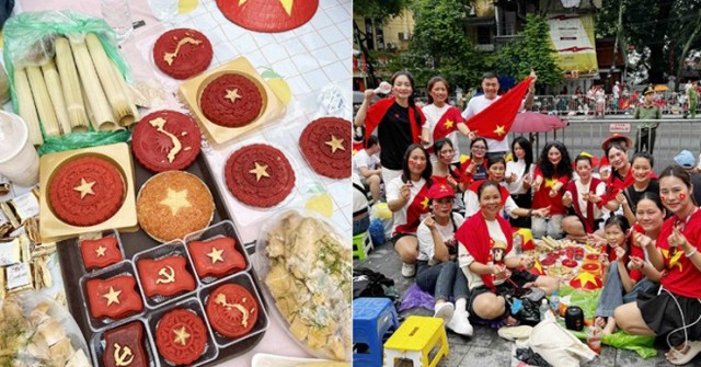 Nhóm người bày cỗ trên vỉa hè Hà Nội đi xem sơ duyệt diễu binh 2/9