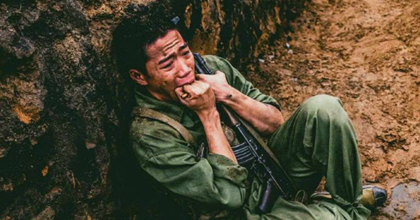 Rùng mình trước cảnh phim sốc nhất Mưa Đỏ: Nam diễn viên ăn rắn thật 100%, biết số lượng là sợ tới già