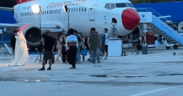Đám cưới diễn ra ở sân bay đang viral khắp MXH: Nhà gái là cơ trưởng đẹp ná thở, nhà trai là phó tổng hãng hàng không