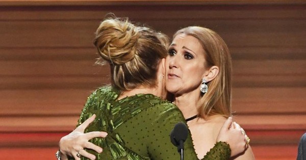 Adele và Celine Dion ôm nhau khóc