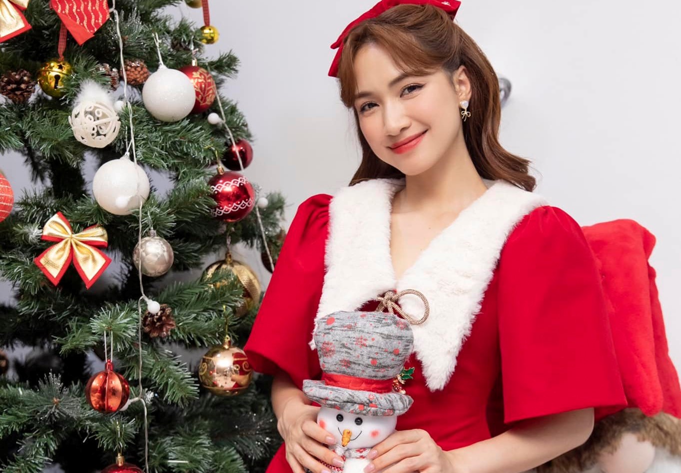 Hòa Minzy khoe vẻ đẹp tựa nàng thơ trong bộ ảnh Merry Christmas