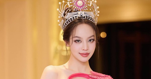 Thanh Thủy cạnh tranh giải thưởng Hoa hậu của năm