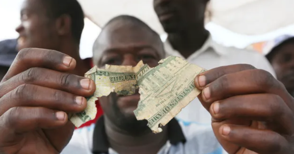 Sống sót từ nghề vá tiền cũ để giao dịch tại chợ đen ở Zimbabwe