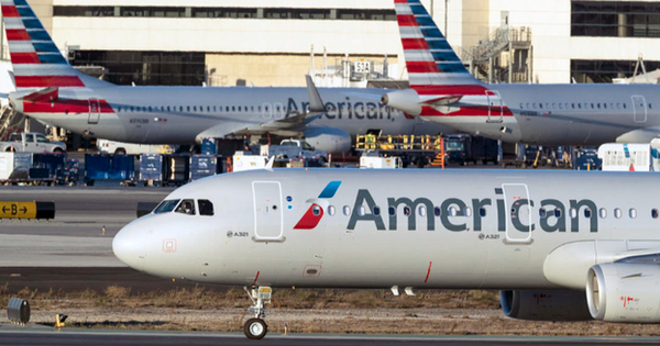 Máy bay American Airlines phải hạ cánh khẩn cấp khiến 6 người bị thương