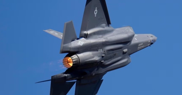 Phi công F-35 Mỹ thoát nạn trong gang tấc khi máy bay rơi