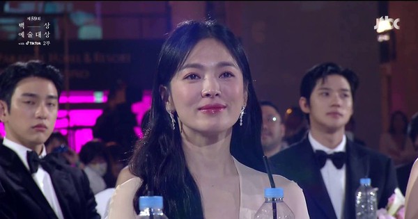 Nước mắt của Song Hye Kyo viral khắp Baeksang 2023: Nhìn dàn The Glory thắng giải còn bản thân lại mất Daesang vào tay đàn em