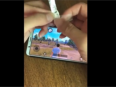 Dùng đồng xu và nhựa làm “joystick” chơi PUBG Mobile chưa là gì, game thủ này còn bá đạo hơn khi lấy hẳn vỏ giấy bạc kẹo cao su để chế tạo