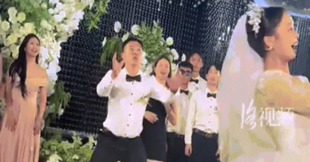 Phù rể cầu hôn nhầm người gây náo loạn đám cưới