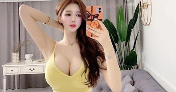 Hot streamer ngực khủng để lộ khuôn mặt cứng đơ như tượng sáp khi lên sóng