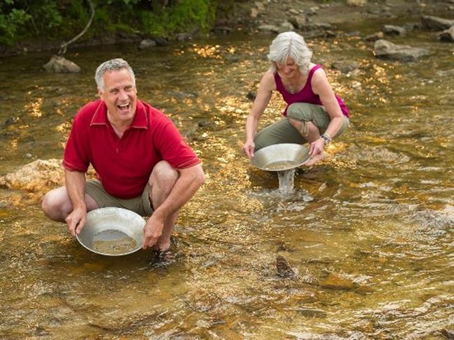 Bất ngờ dòng sông chứa đầy vàng và khoáng sản ở Canada