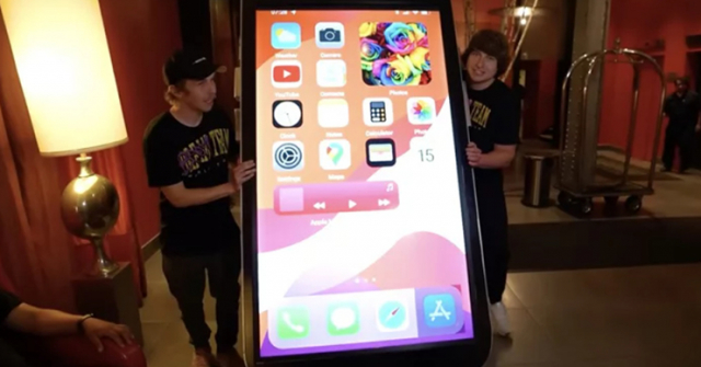 Kinh ngạc với chiếc iPhone lớn nhất thế giới