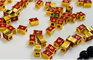 Charm vàng 18k Quốc kỳ Việt Nam dịp 30/4 và 2/9 được mọi lứa tuổi yêu thích