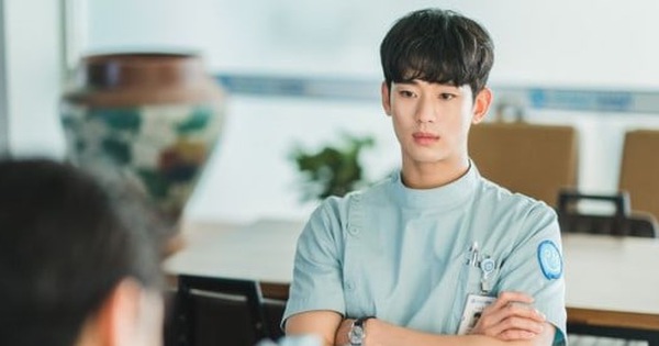 Tưởng là trai ngoan, ai dè Kim Soo Hyun cột cốt 