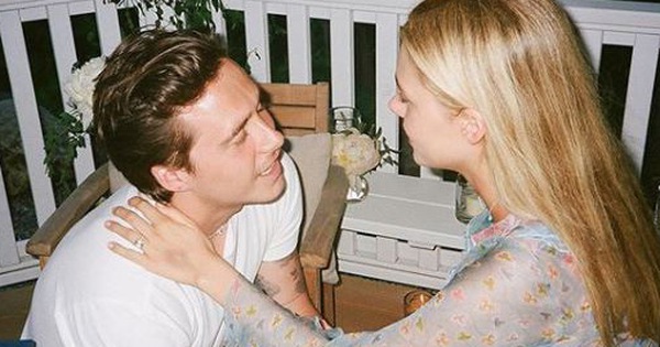 Brooklyn Beckham chính thức hé lộ ảnh cầu hôn tiểu thư tỷ phú: Quỳ gối và mở lời, nụ hôn nóng bỏng gây chú ý