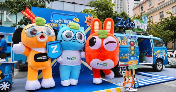 Giới trẻ TP.HCM hào hứng chụp hình cùng Hội Bạn Vạn Người Mê - Toro & Buddies