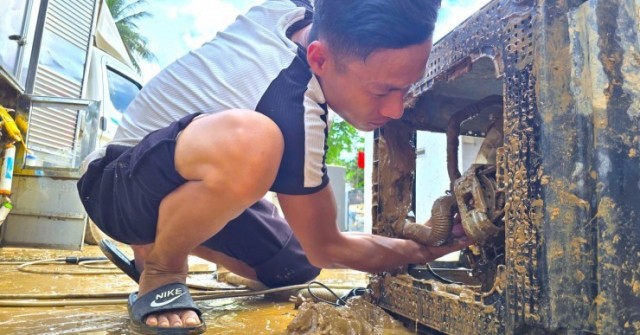 Bạn trẻ đến vùng lũ sửa đồ điện miễn phí giúp người dân