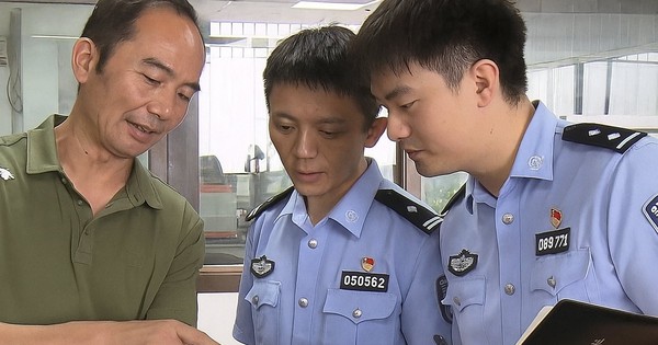 Thấy mẹ già hơn 70 tuổi dùng lương hưu mua online 2kg vàng thỏi định giao cho “cán bộ ngân hàng” giữ hộ, con trai lập tức báo công an