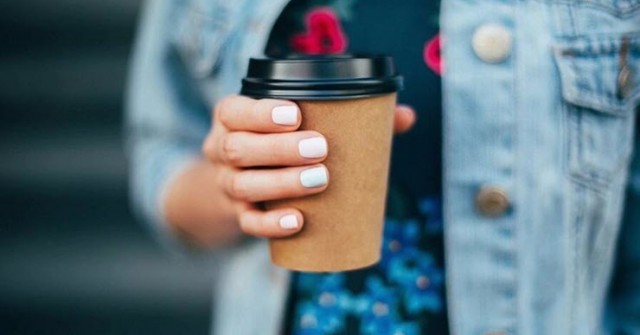 Điều khủng khiếp đằng sau chiếc ly giấy tiện lợi bạn uống cà phê mỗi sáng