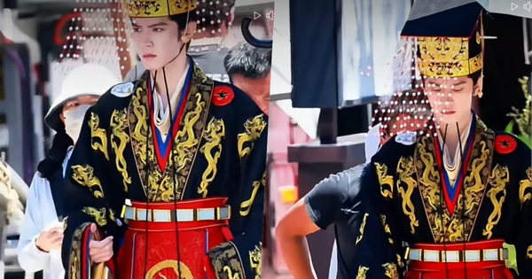 Chưa thấy hoàng đế nào cỡ này: Khoác long bào như mặc hàng Taobao giá rẻ, visual trời ban cũng vô phương cứu chữa!