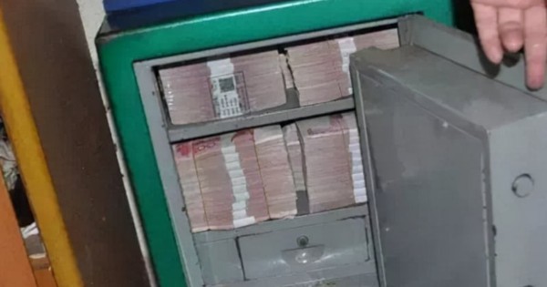 Đột kích nhà riêng của 1 cựu giám đốc bệnh viện, tịch thu hơn 4,2 tỷ đồng tiền mặt, 1,6 tỷ tiền tiết kiệm cùng nhiều tài sản khác