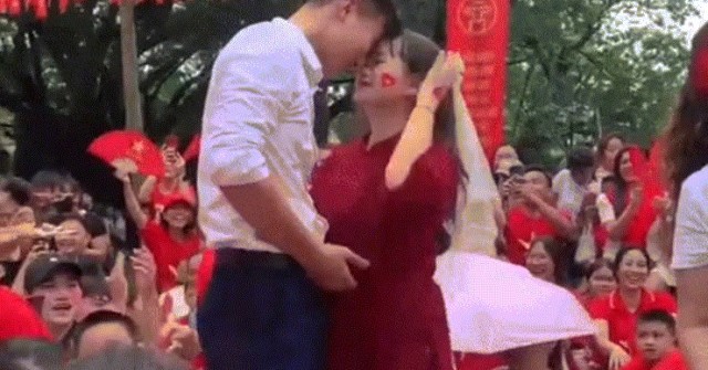 Điều bất ngờ phía sau màn cầu hôn 'nóng' nhất buổi sơ duyệt diễu binh 2/9