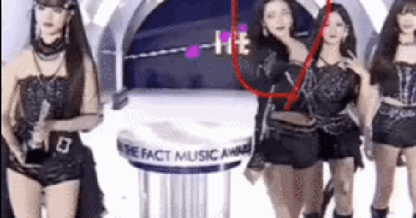 “Công chúa Kpop” bị tố tâm cơ, lúc nào cũng lăm le giật spotlight của đồng nghiệp