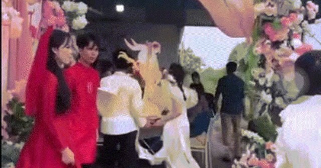 Đám hỏi ở Ninh Bình giữa ngày mưa bão: Hai họ chật vật giữ tráp lễ