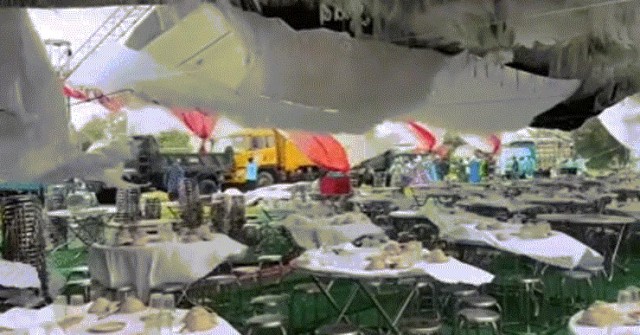 Mưa bão ập đến, rạp cưới ở Đà Nẵng tả tơi, 80 bàn tiệc phải di dời