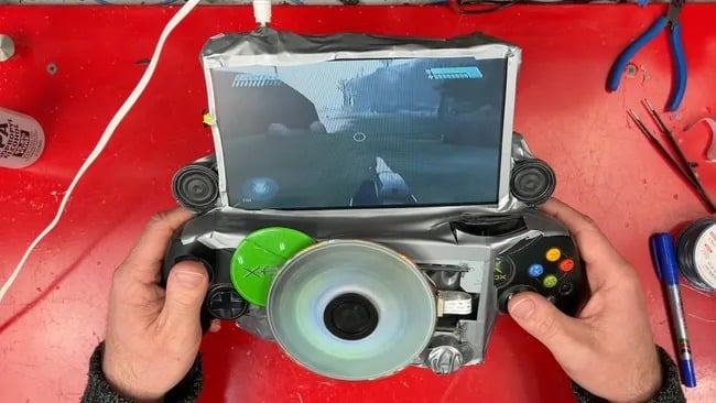 YouTuber độ thành công Xbox cổ thành máy chơi game cầm tay, pin chỉ trụ được gần 10 phút
