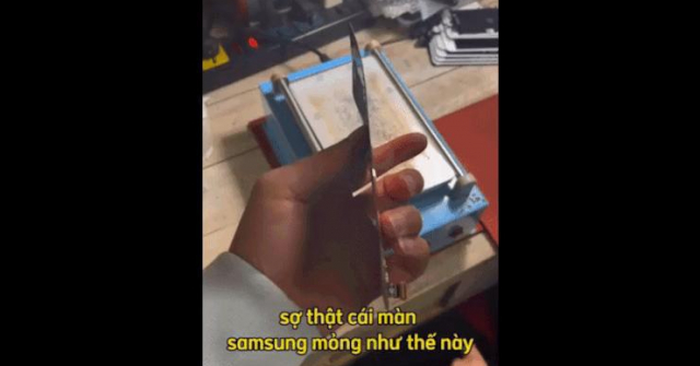 Clip: Chàng trai sửa điện thoại có 