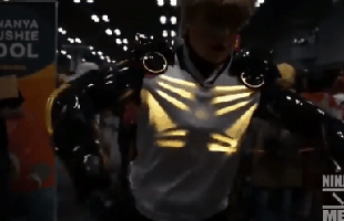 Đẳng cấp cosplay hơn cả kỹ xảo Hollywood: Hóa thành Genos (One Punch Man) tung chưởng khói lửa như thật