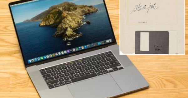 Đĩa mềm có chữ ký của Steve Jobs bị “thét giá” gấp 4 lần MacBook Pro