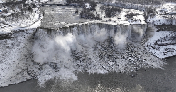 Bị đóng băng một phần, thác Niagara biến thành 