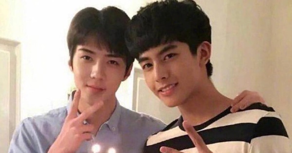 Bức ảnh hot nhất Weibo: Sehun và Tống Uy Long chung khung hình, nhan sắc hack tuổi của mỹ nam EXO gây chú ý