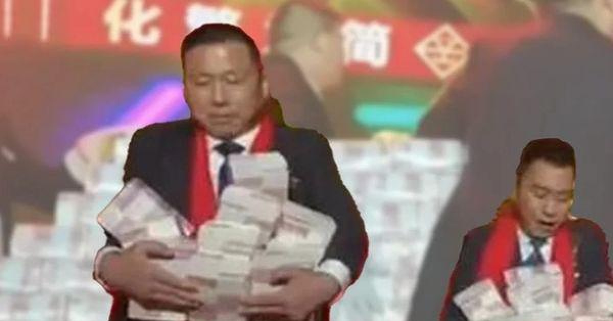 Công ty Trung Quốc chất núi tiền cao 2m cho nhân viên thi đếm đầu năm
