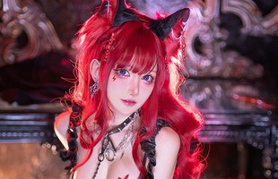 Chào năm mới, “siêu coser” 2,5 triệu follow tung bộ ảnh bỏng mắt người xem