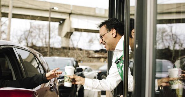 CEO đa năng của Starbucks: Quản lý công ty, làm nhân viên phục vụ, pha chế đồ uống kiêm thu ngân