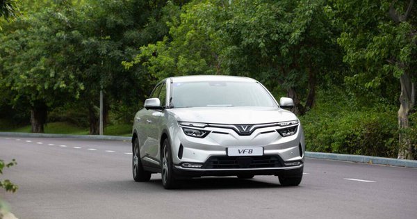 Công ty taxi điện của ông Phạm Nhật Vượng tìm đối tác tài xế Greencar Luxury VF8: Lương gần 14 triệu đồng, có khả năng nói tiếng Anh và cao từ 1m70 trở lên