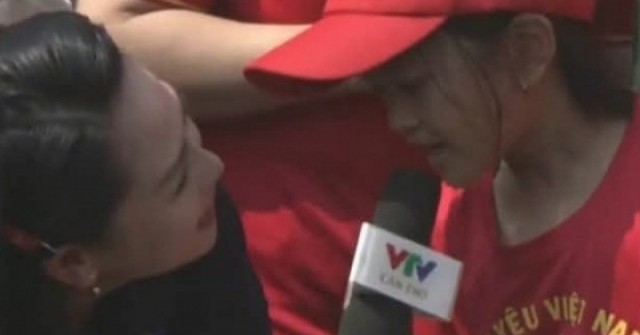 BTV Thuý Hằng VTV nhận cơn mưa lời khen vì màn phỏng vấn em bé trong đại lễ 30/4