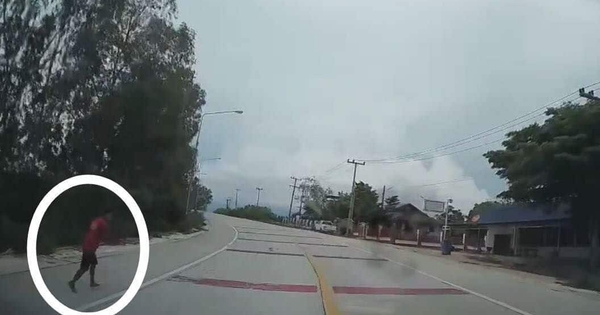 Đang lái xe thì có người đàn ông bất ngờ lao ra đường, tài xế tránh được nhưng quay lại thấy cảnh ám ảnh