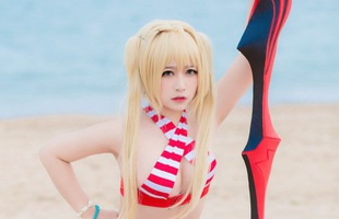 Tiếp tục nóng mắt với cosplay nàng Saber trong trang phục Bikini