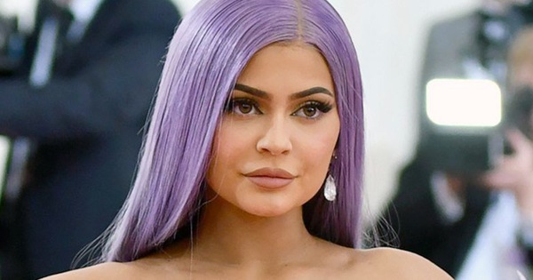 Kylie Jenner đáp trả cực gắt sau khi bị Forbes bóc phốt, tước mất danh hiệu 