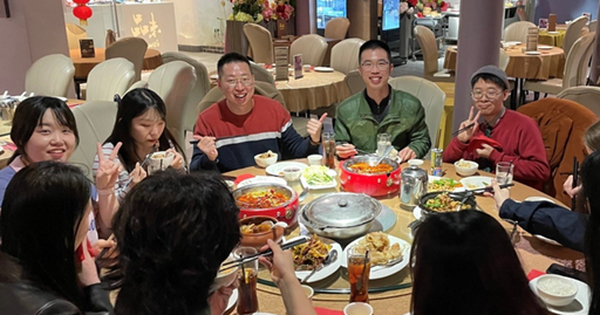 Đi họp lớp, CEO nói dối chỉ là 1 nhân viên văn phòng: Về nhà, tôi đơ người với dòng tin nhắn vỏn vẹn 4 câu, cả đời không quên