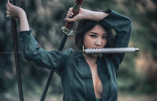 One Piece: Chảy máu mũi với phiên bản cosplay kiếm sĩ Zoro cực nóng bỏng của fan nữ